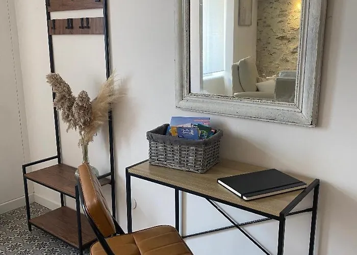 Charmante Maison En Pierre, Avec Terrasse Et Jardin Prive *