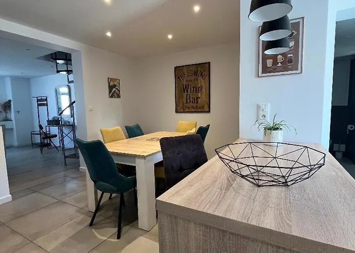 Lägenhet Charmante Maison En Pierre, Avec Terrasse Et Jardin Prive *