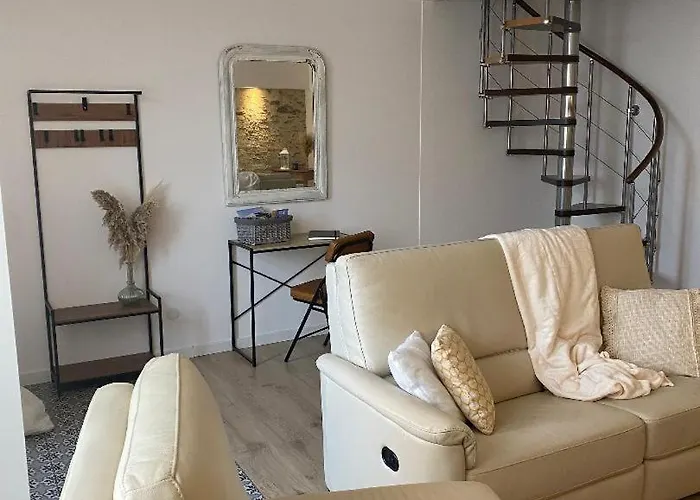 Charmante Maison En Pierre, Avec Terrasse Et Jardin Prive * Jallais